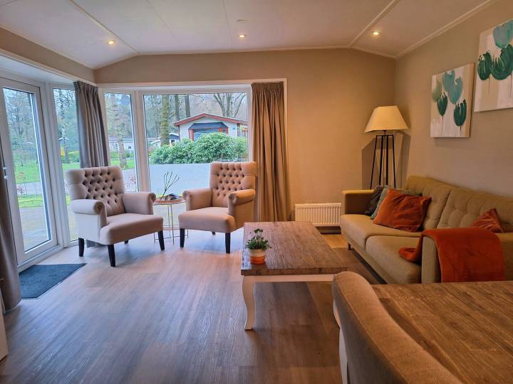 Woonkamer met eethoek en openslaande terrasdeuren