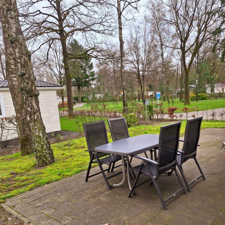 Terras en groene tuin rondom Huisje H03